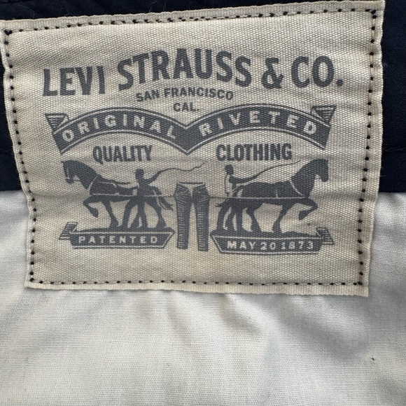 Levi's Women’s Dark Navy Cargo Shorts for Men - Picture 6 of 7